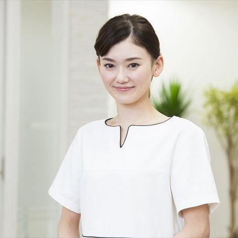 サロンで働く女性スタッフ