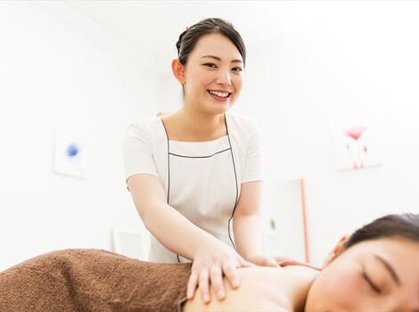 笑顔の女性スタッフ