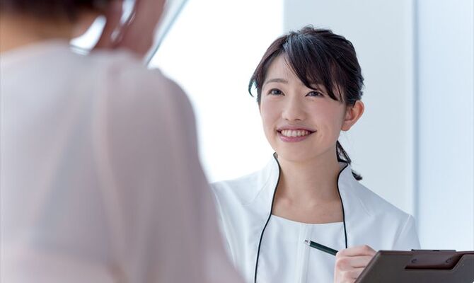 カウンセリング中のスタッフ